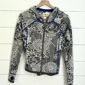 Title Nine grey and white pattern with bright blue accents jogger jacket